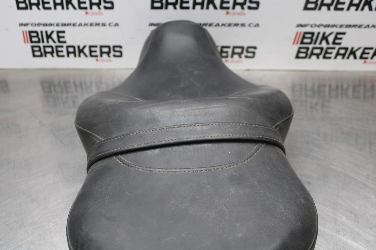 08 HARLEY-DAVIDSON SPORTSTER 1200 FRONT REAR SEAT SADDLE BB794