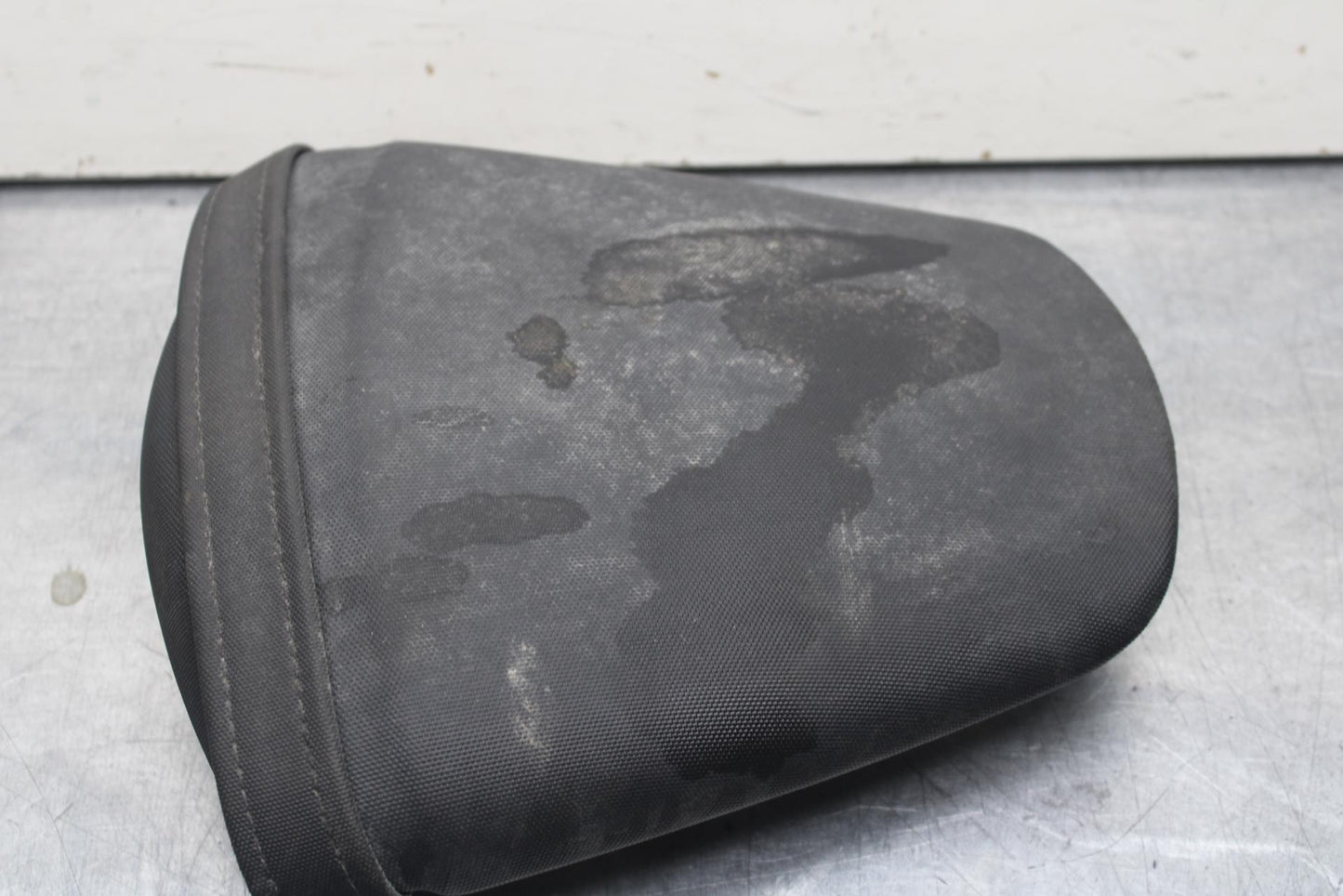 2011 Suzuki GSXR600 REAR BACK PASSENGER TANDEM SEAT PAD SADDLE PILLION BB605