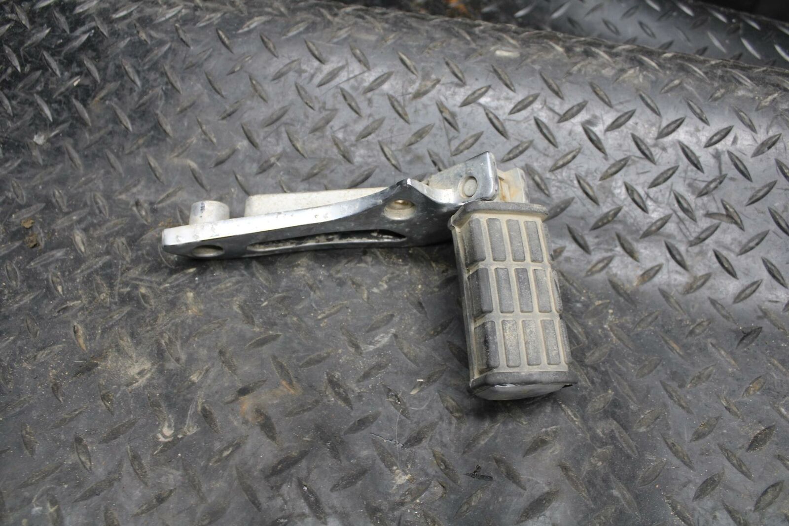 84-85 YAMAHA VIRAGO 1000 REAR  LEFT PASSENGER FOOT STEP PEG BB173