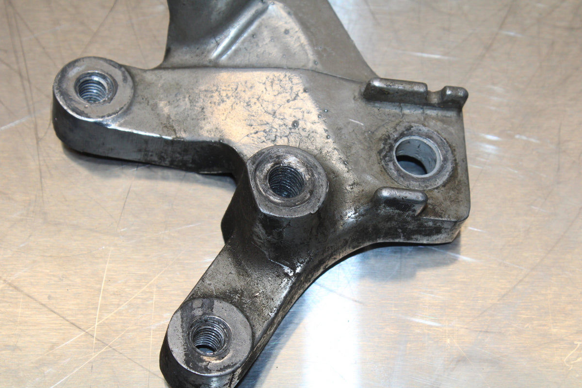 96 YAMAHA YZF750R LEFT REARSET REAR SET DRIVER FOOT PEG BRACKET MOUNT BB137