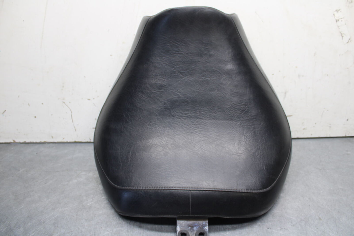 05-06 SUZUKI BOULEVARD M50 FRONT SEAT 45100-10F00-R22 45100-41F02-48H BB671