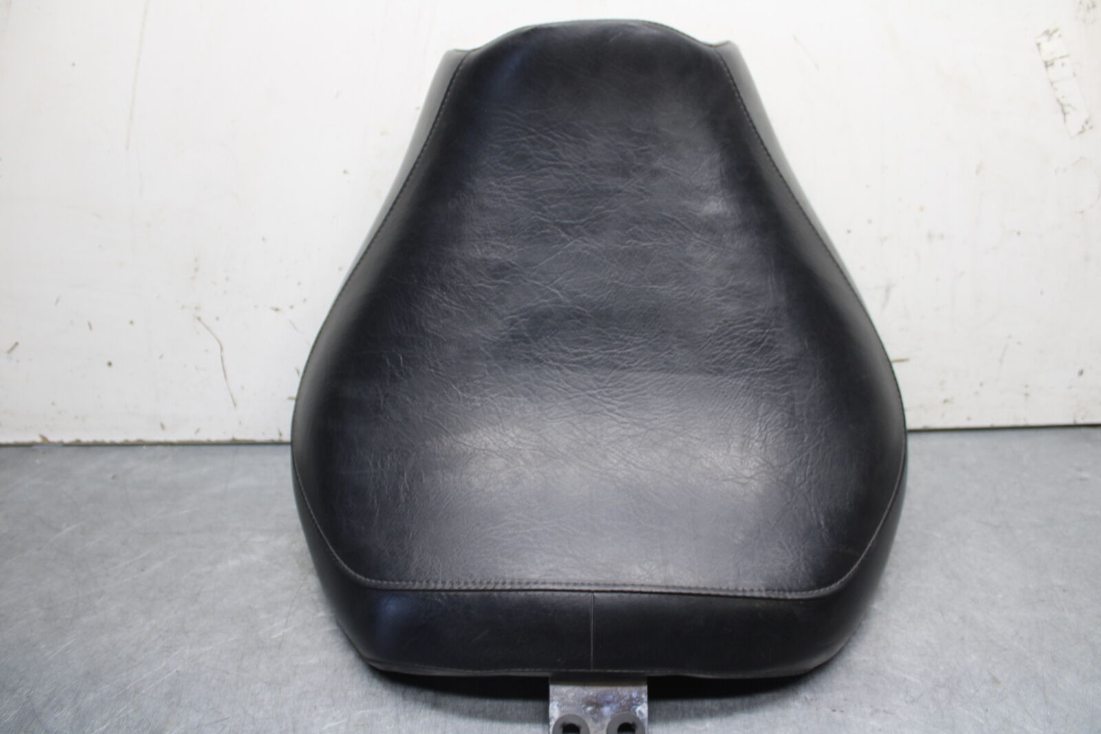 05-06 SUZUKI BOULEVARD M50 FRONT SEAT 45100-10F00-R22 45100-41F02-48H BB671