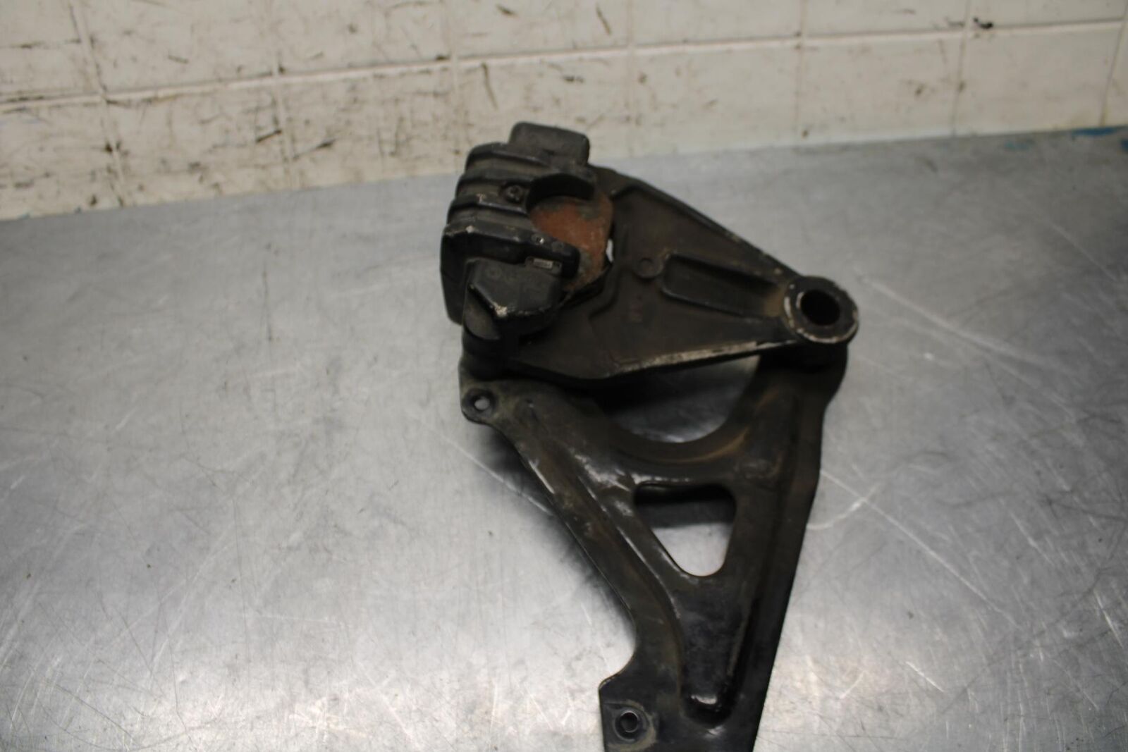 1979 Yamaha XS1100 REAR BACK BRAKE CALIPER W MOUNT BRACKET BB572