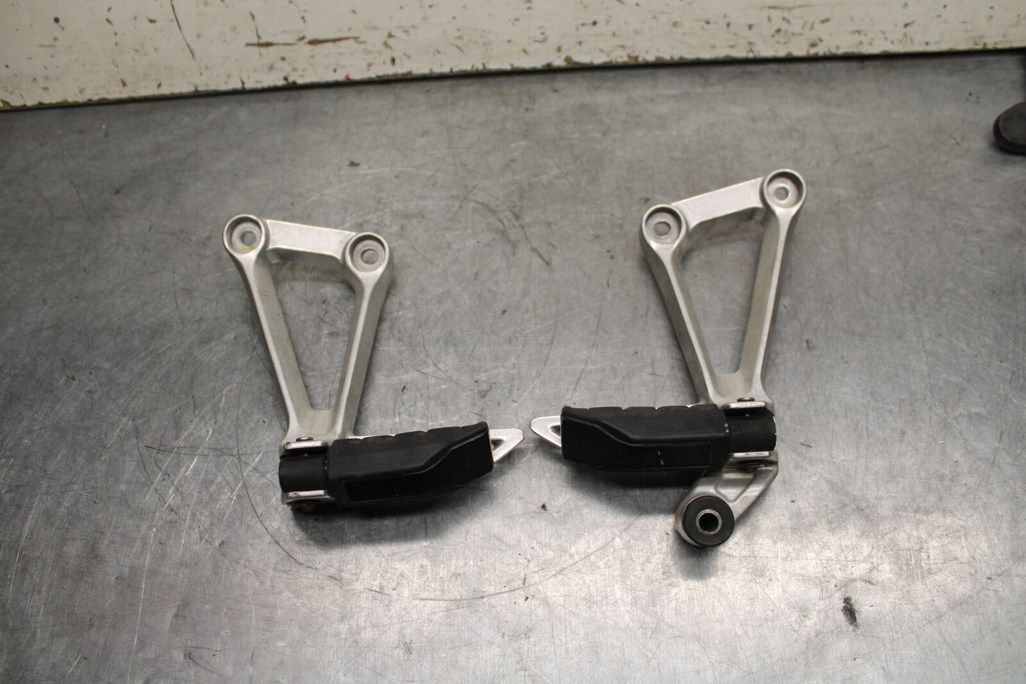 15-16 HONDA CB300F REAR BACK PASSENGER PEG SET PAIR BB740