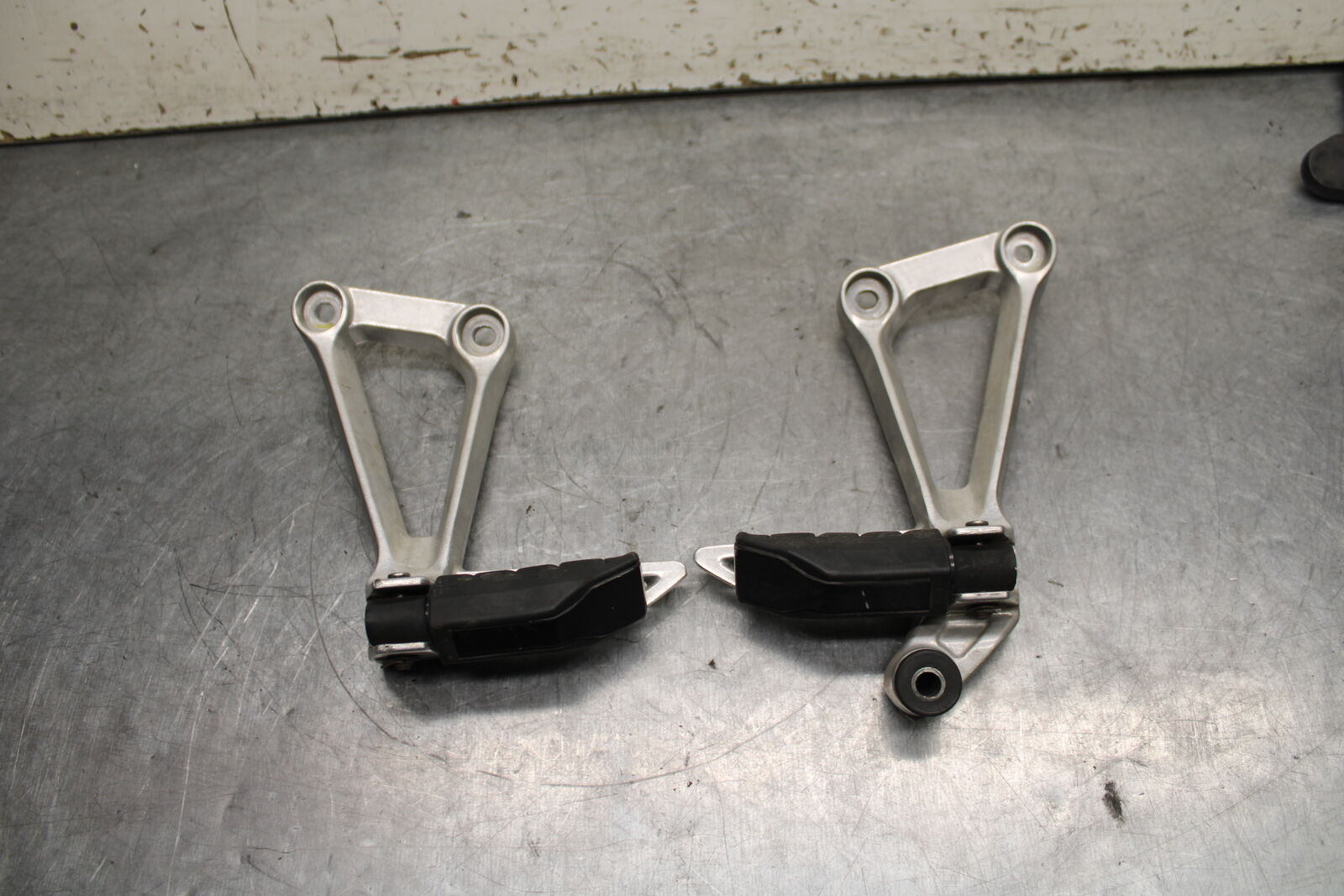 15-16 HONDA CB300F REAR BACK PASSENGER PEG SET PAIR BB740