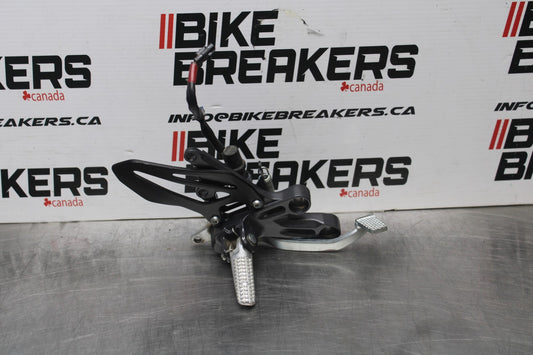 22-25 YAMAHA YZF R7 RIGHT REARSET REAR SET DRIVER FOOT PEG REST STOP BB850