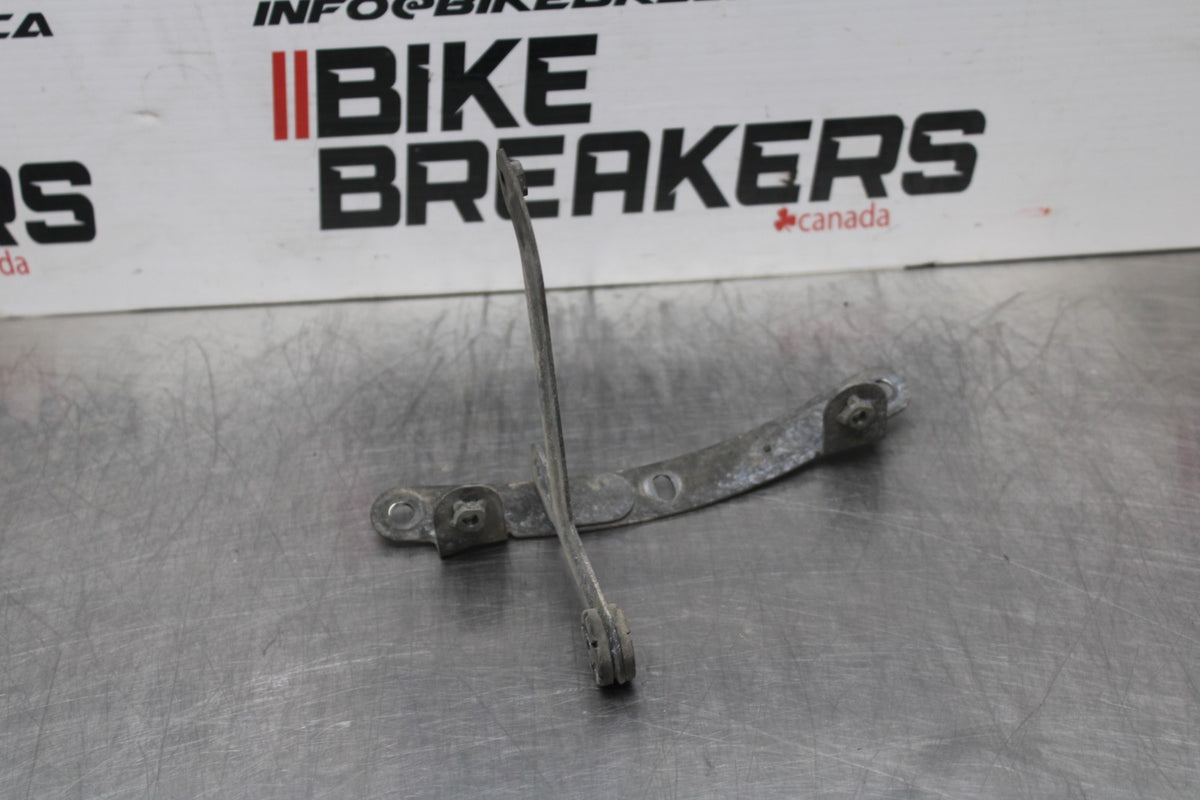 05-06 SUZUKI GSXR1000 OIL COOLER MOUNTING BRACKET MOUNT SUPPORT BB773