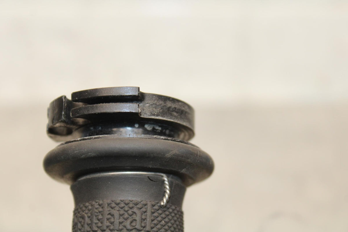 05 YAMAHA YZF R6S RIGHT THROTTLE GRIP BB600