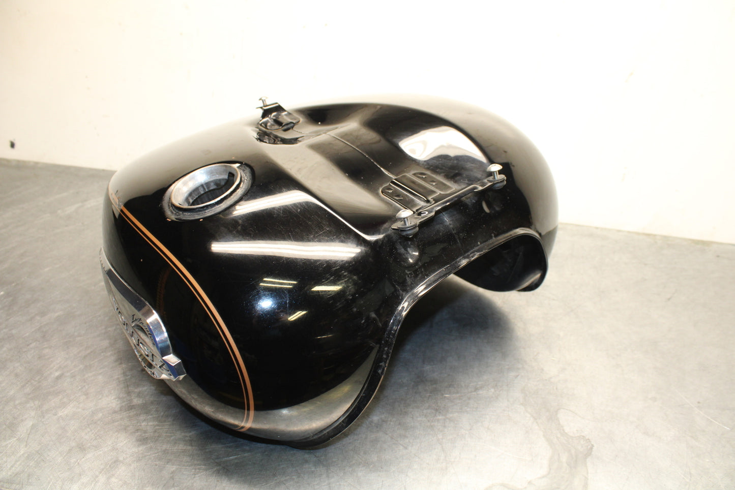 04 SUZUKI INTRUDER 800 GAS TANK FUEL PETROL RESERVOIR BB758