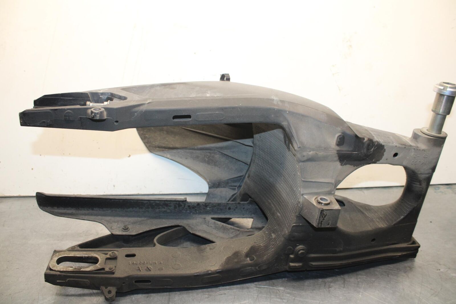 2011 Suzuki GSXR600 REAR SWINGARM BACK SUSPENSION 61000-14J00-YAP BB605