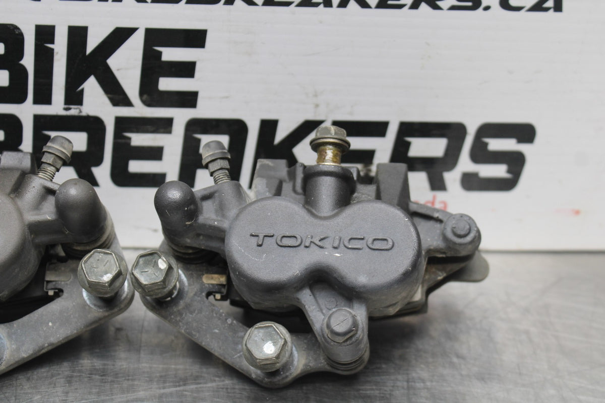 06 SUZUKI SV650S RIGHT LEFT FRONT BRAKE CALIPER SET PAIR CALIPERS BB783