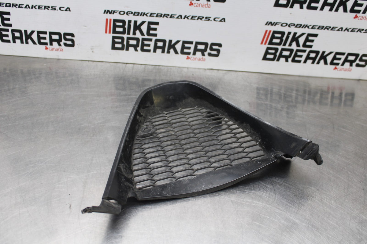 05-06 SUZUKI GSXR1000 FRONT LOWER INNER EXHAUST V FAIRING COWL GUARD BB857