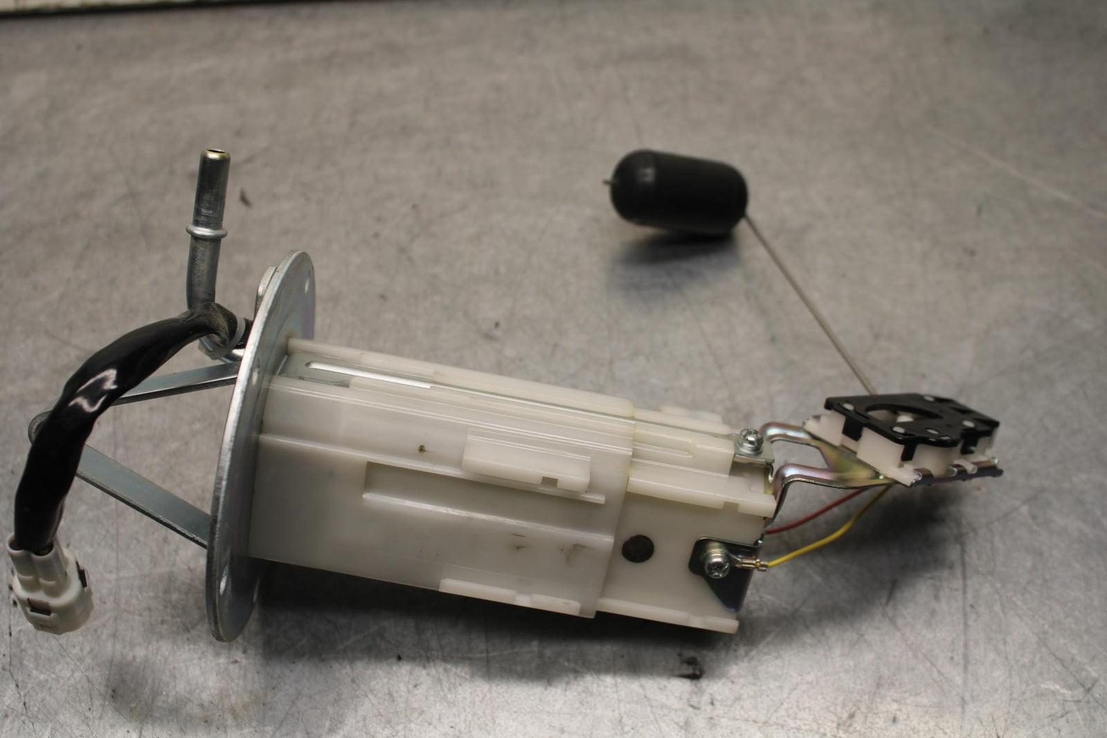 11-23 SUZUKI GSXR 750 FUEL PUMP GAS PETROL SENDER UNIT BB630