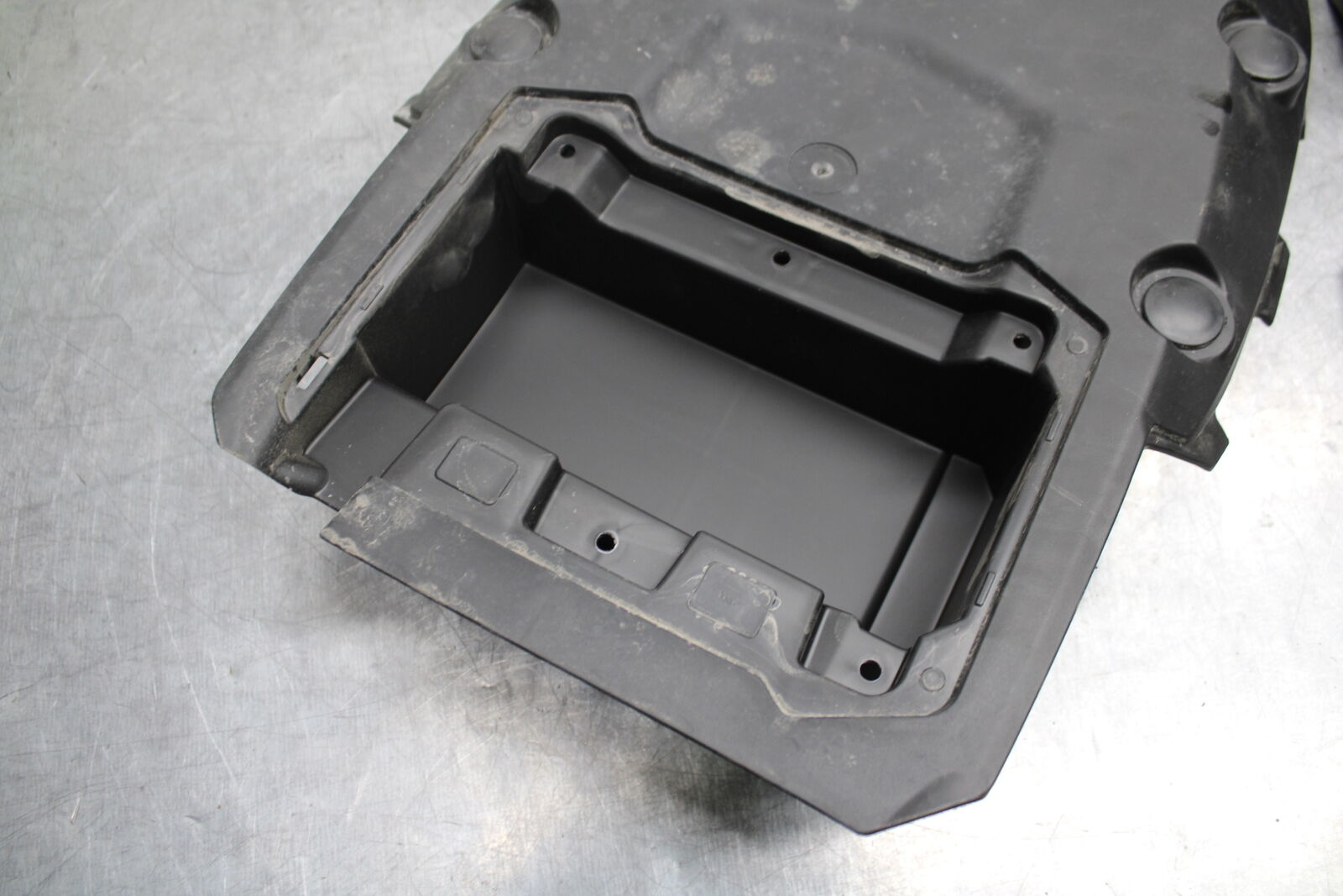 18-24 KAWASAKI NINJA 650 REAR BACK TAIL UNDERTAIL BATTERY TRAY PLASTIC BB725