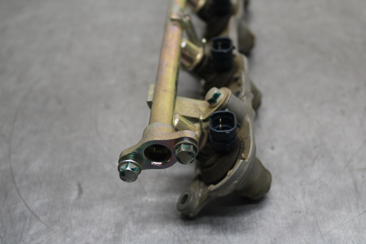 03-04 HONDA CBR600RR SECONDARY FUEL INJECTORS TOP AIRBOX GAS RAIL BB127