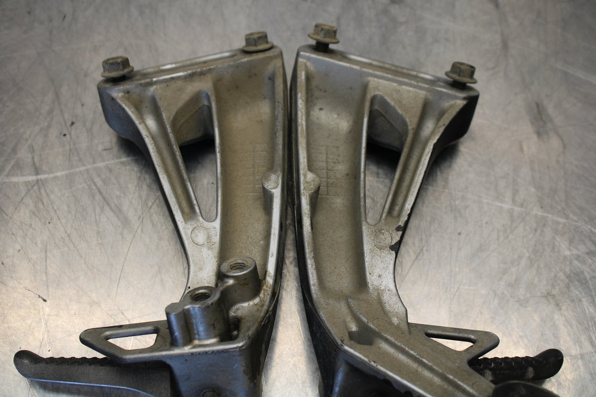 00 SUZUKI SV650 REAR BACK PASSENGER PEG SET PAIR BB156
