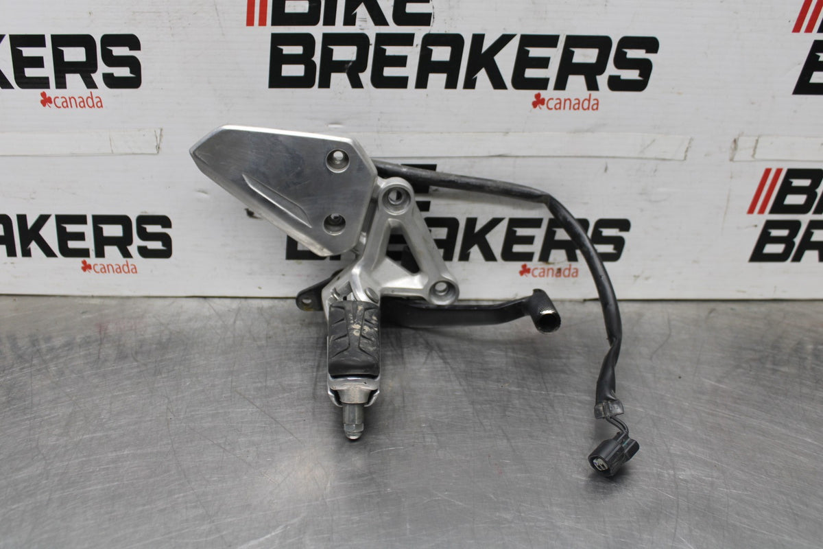 18 HONDA CBR650F RIGHT REARSET REAR SET DRIVER FOOT PEG REST STOP BB946