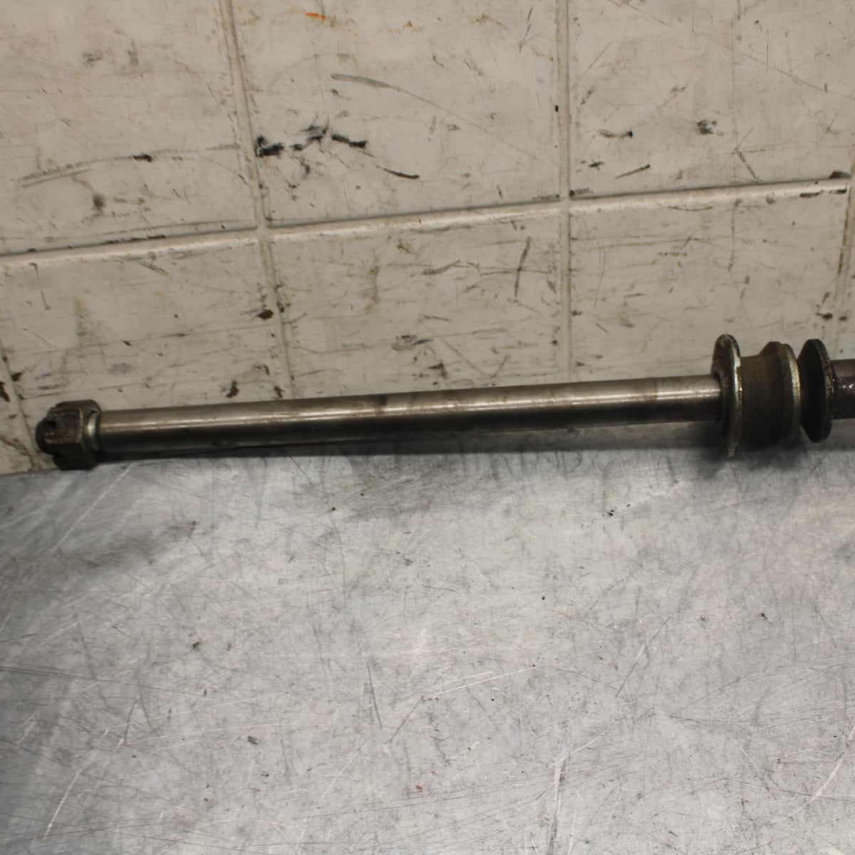 1981 Suzuki GS850G REAR AXLE BACK WHEEL RIM PIVOT BOLT AXEL BB37