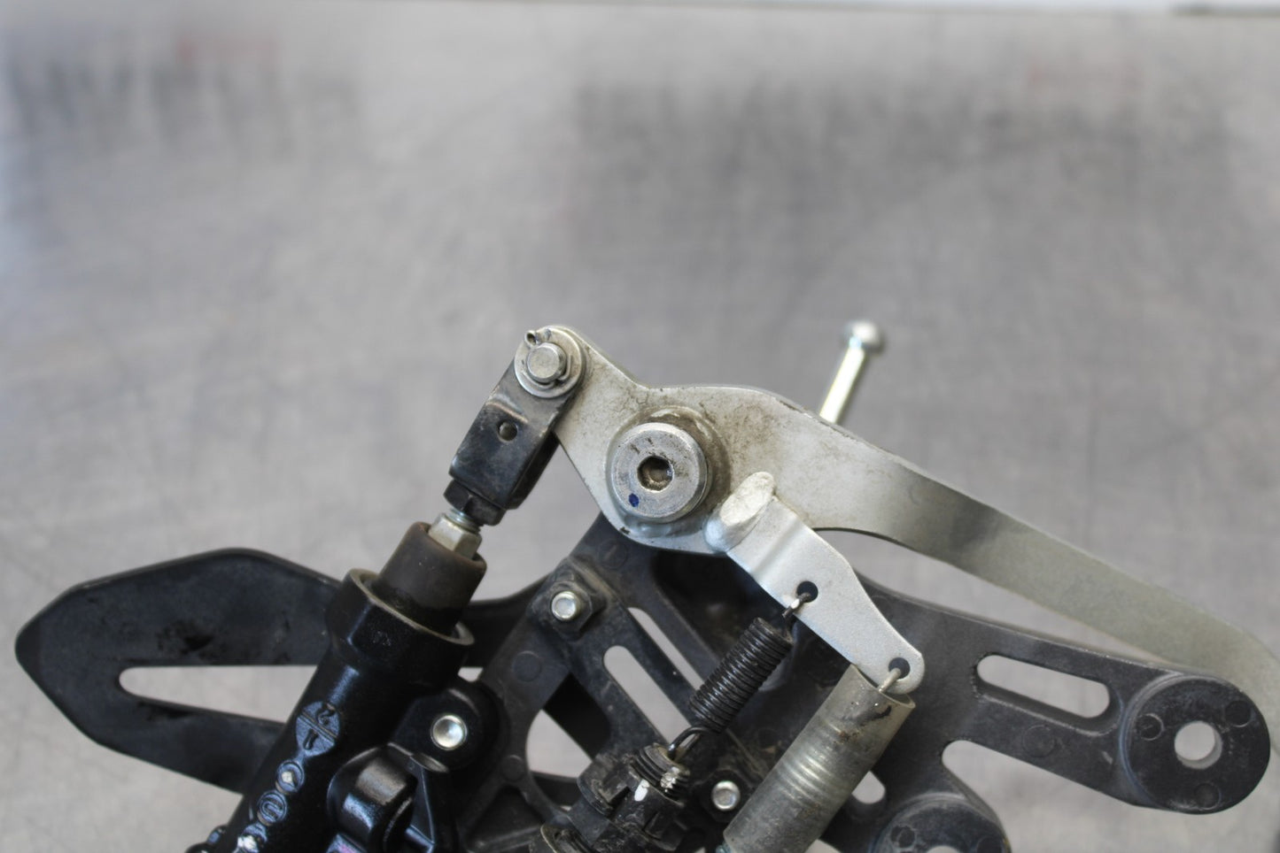 22-25 YAMAHA YZF R7 RIGHT REARSET REAR SET DRIVER FOOT PEG REST STOP BB176