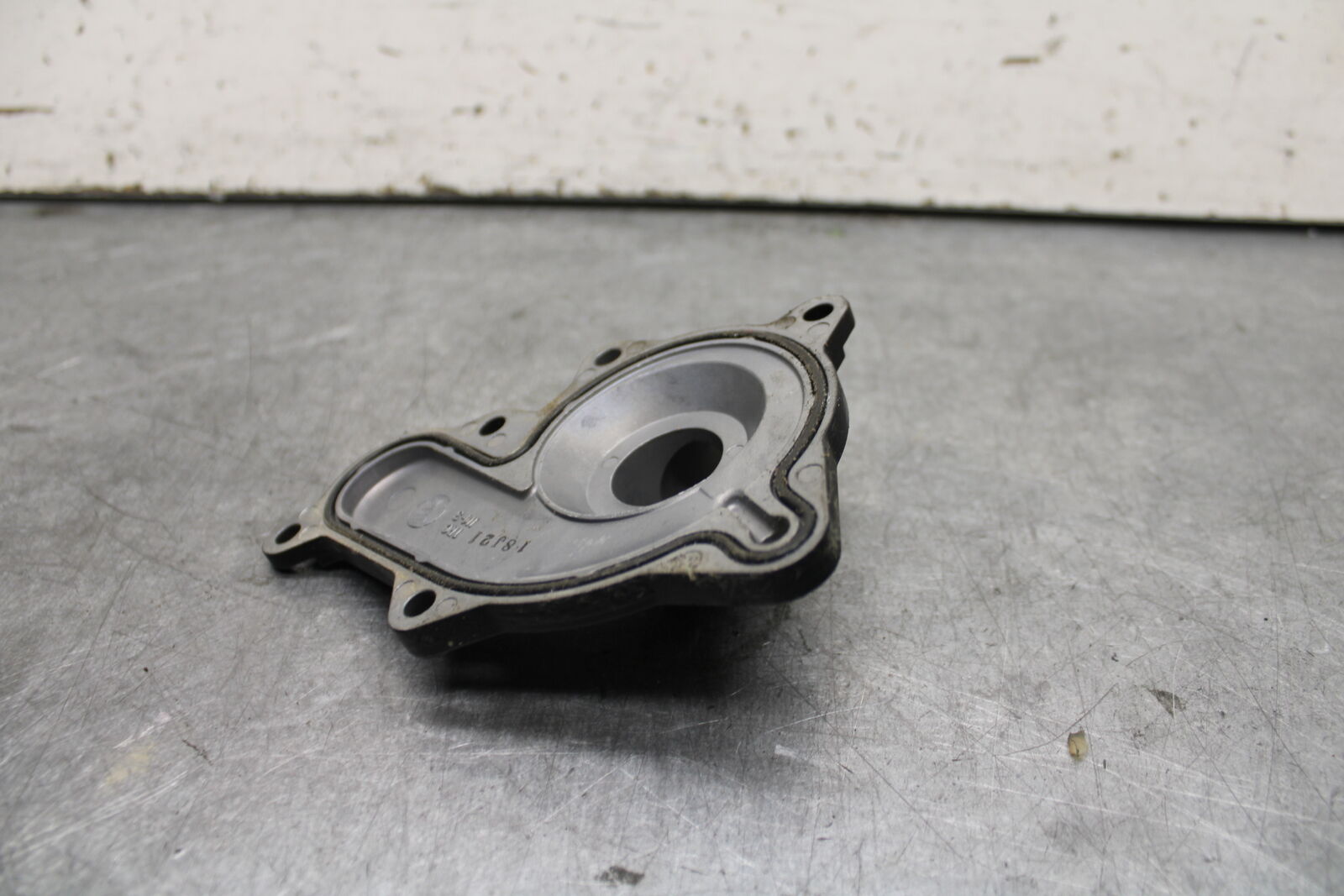 22-24 YAMAHA XSR900 ENGINE WATER COOLANT PUMP COVER BB683