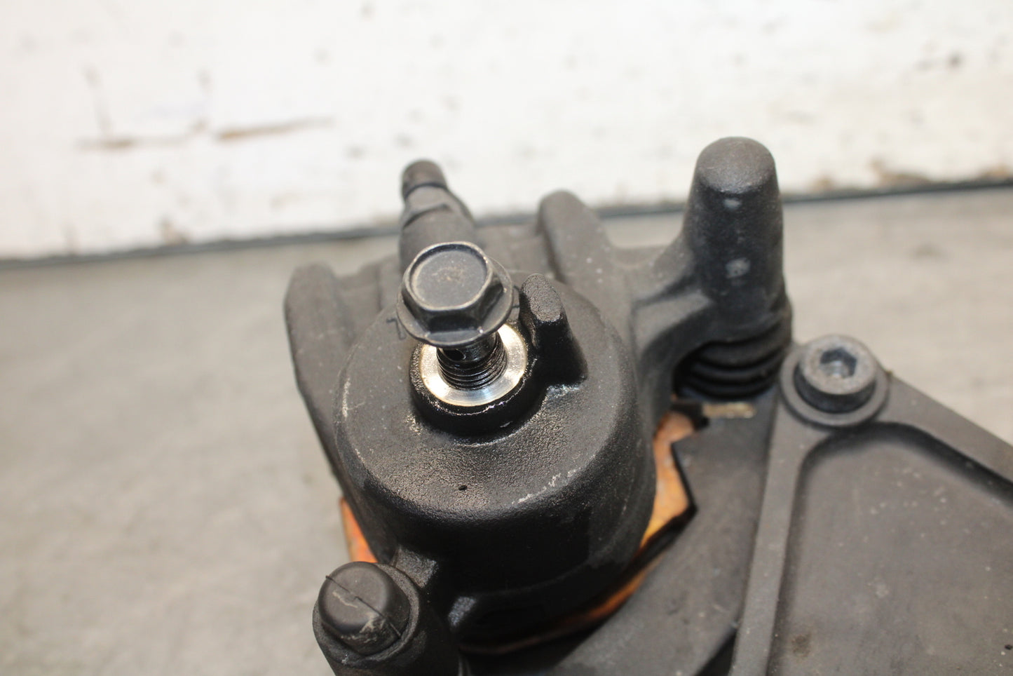 09-12 KAWASAKI NINJA ZX6R REAR BACK BRAKE CALIPER W MOUNT BRACKET BB698