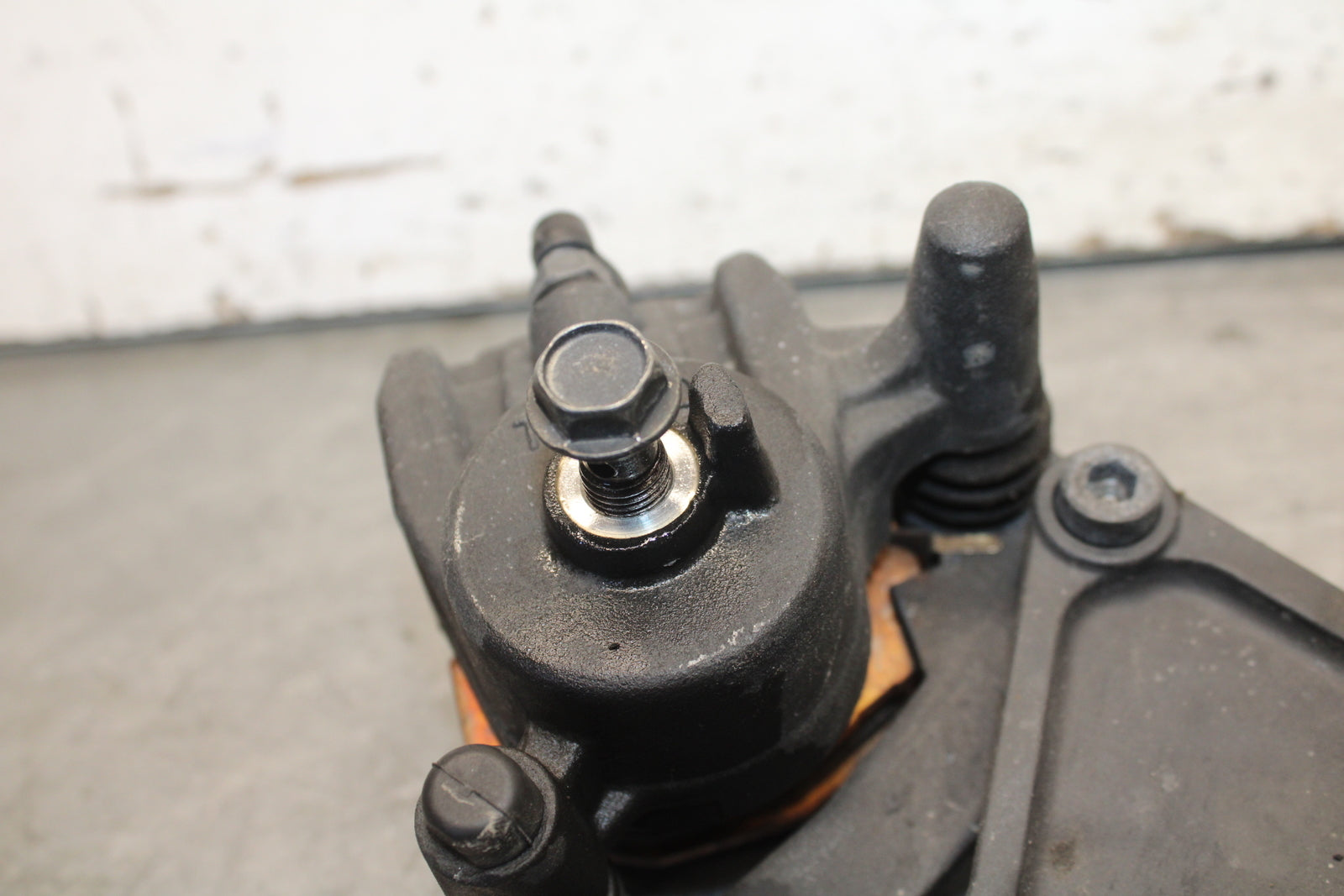 09-12 KAWASAKI NINJA ZX6R REAR BACK BRAKE CALIPER W MOUNT BRACKET BB698