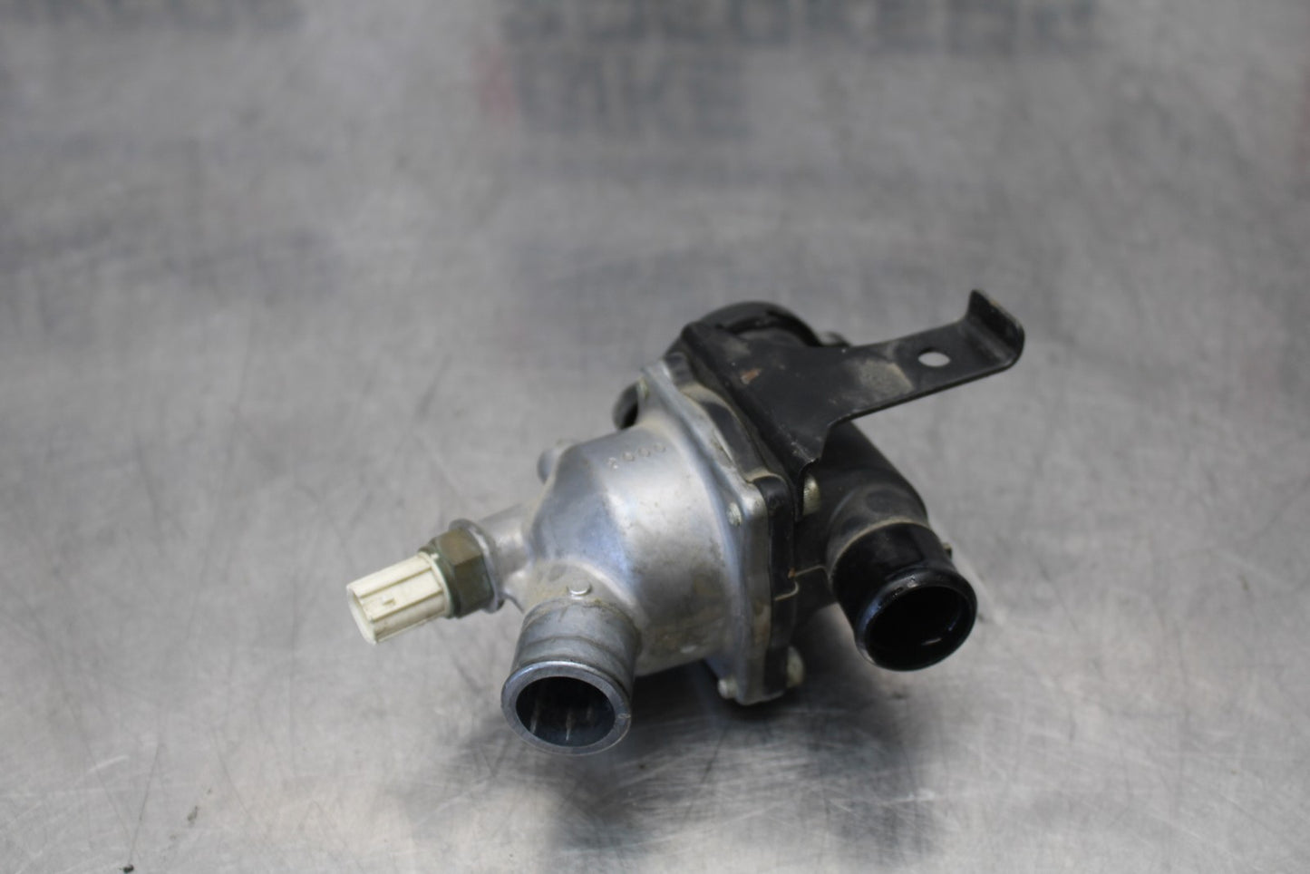 08 KAWASAKI VULCAN 900 THERMOSTAT W HOUSING ASSEMBLY BB184