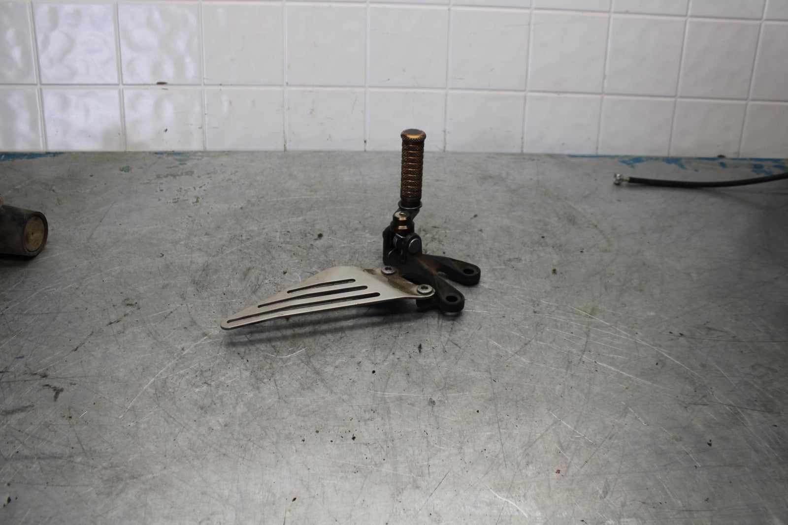 06-07 KAWASAKI NINJA ZX14R LEFT REARSET DRIVER FOOT PEG BRACKET MOUNT  bb433