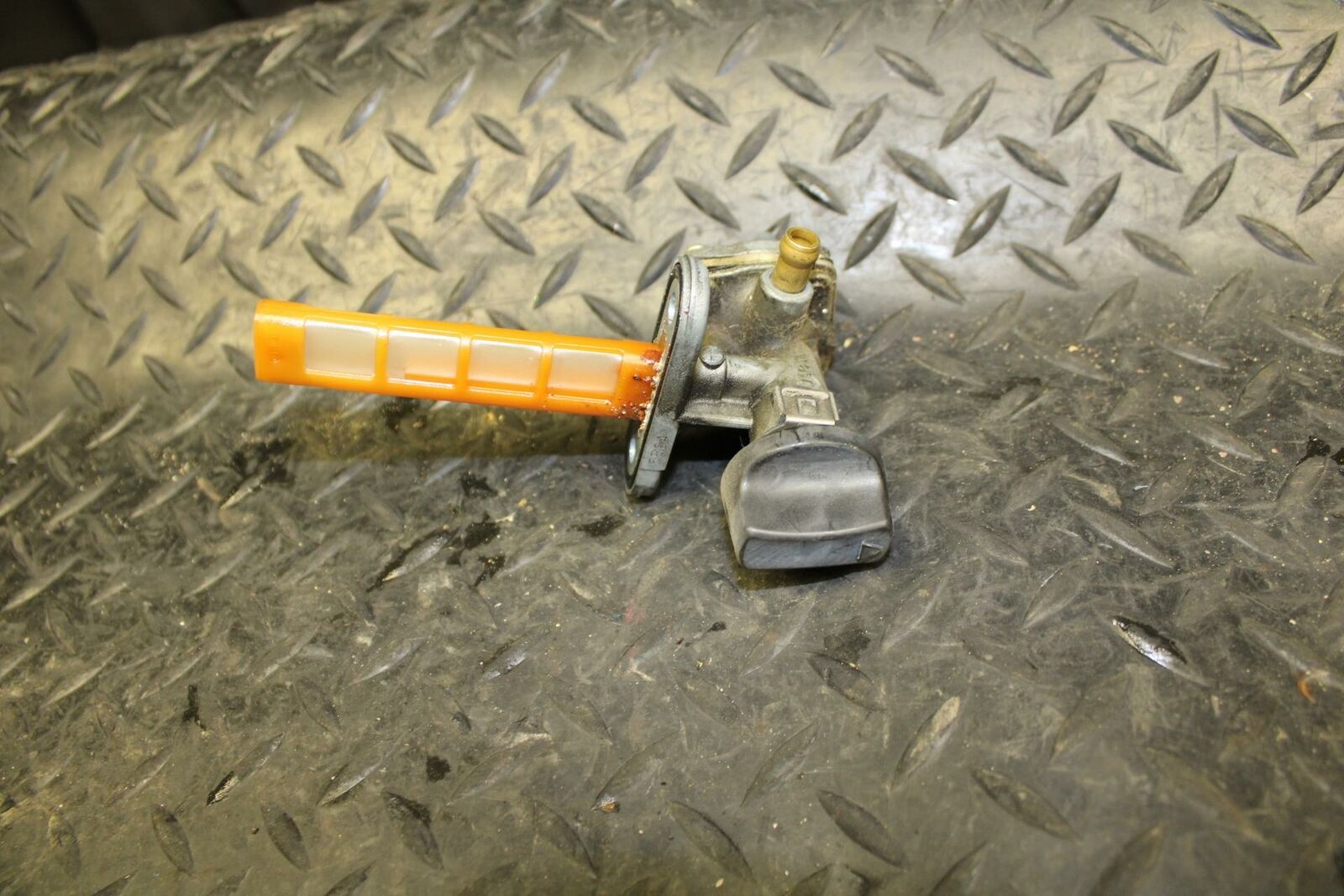 05-06 SUZUKI KATANA 750 GSX750F FUEL GAS TANK PETCOCK SHUT ON OFF VALVE bb166