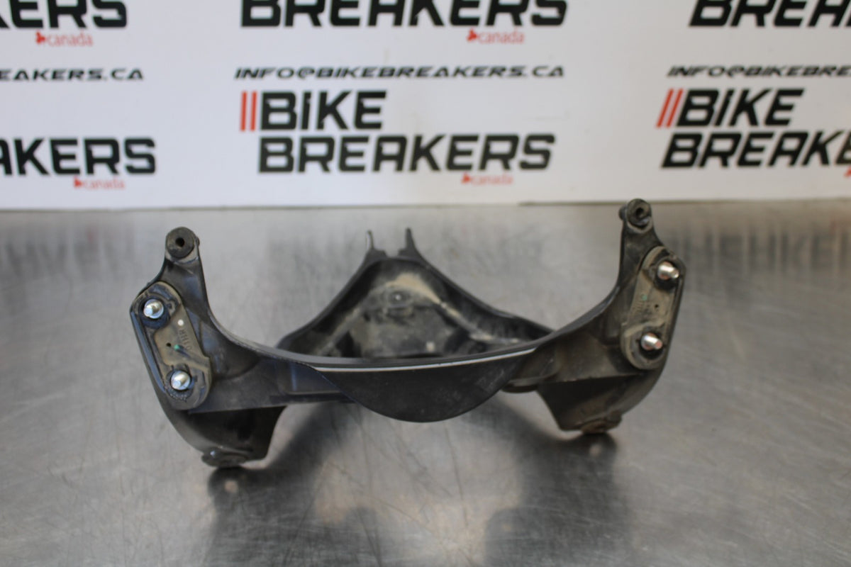 06-07 SUZUKI GSXR 600 UPPER FAIRING MIRROR GAUGES STAY BRACKET BB170