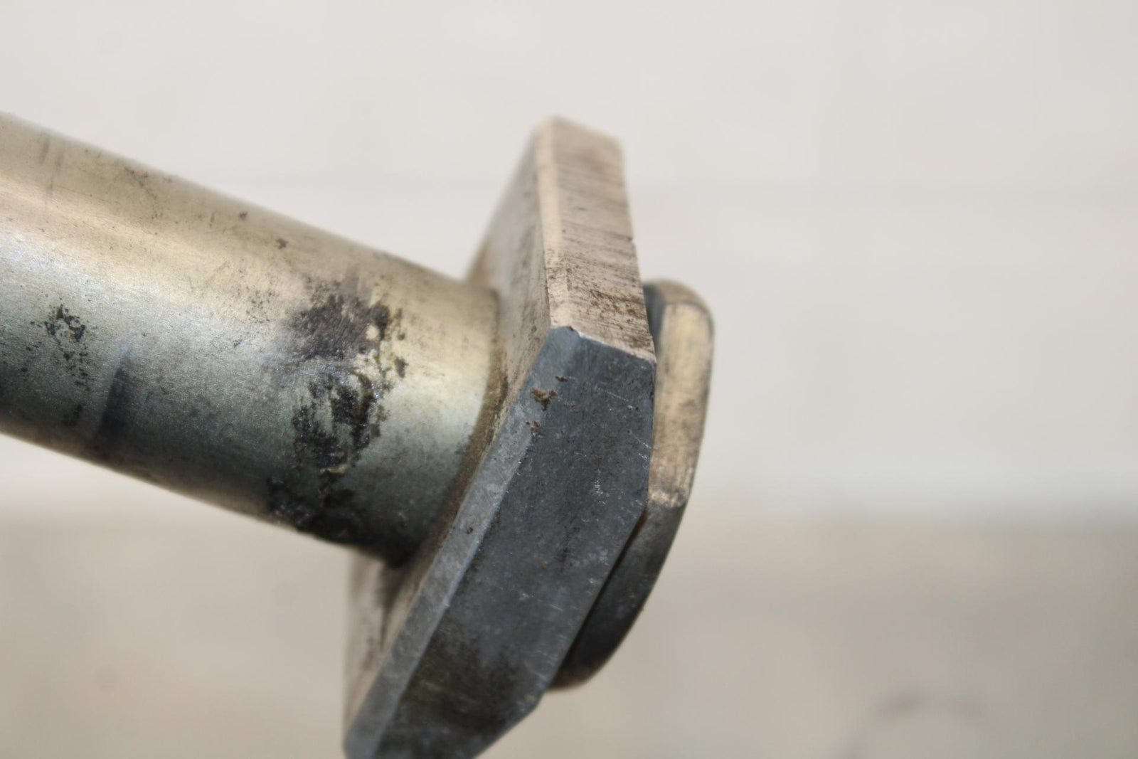 2011 Kawasaki Ninja ZX6R ZX600R REAR AXLE BACK WHEEL RIM PIVOT BOLT AXEL BB587