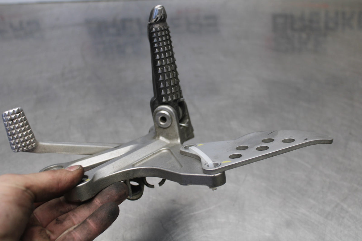 04-05 KAWASAKI NINJA ZX10R RIGHT REARSET REAR SET DRIVER FOOT PEG STOP BB931