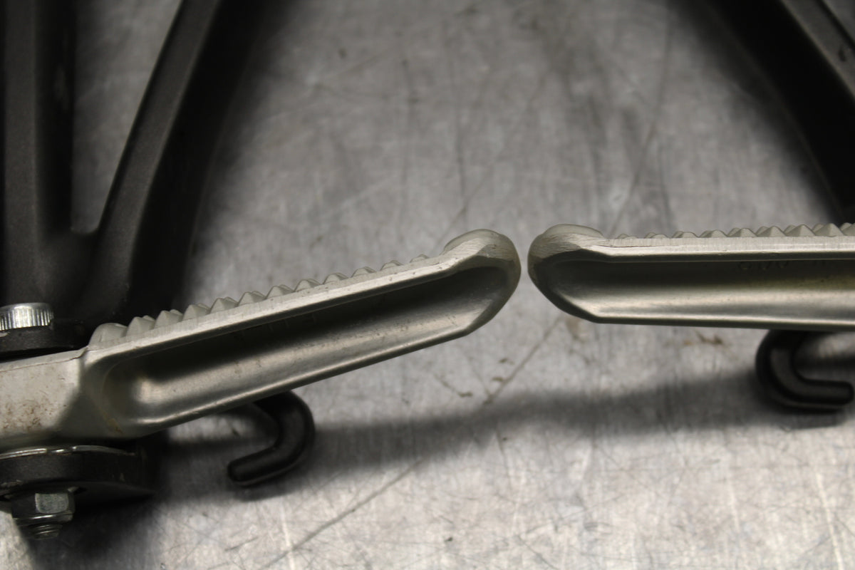 08-16 YAMAHA YZF R6 REAR BACK PASSENGER PEG SET PAIR BB127