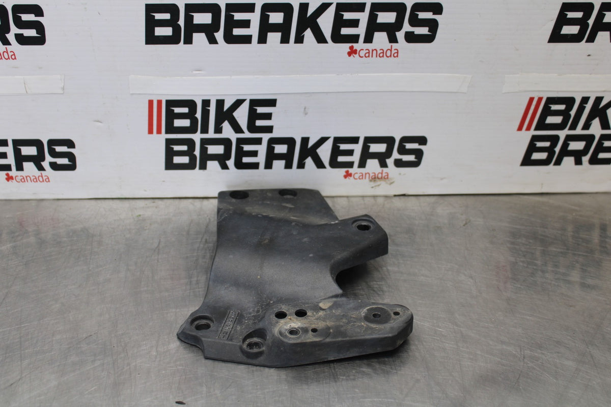 09 KAWASAKI CONCOURS 14 ZG1400B ENGINE SPROCKET COVER BB875