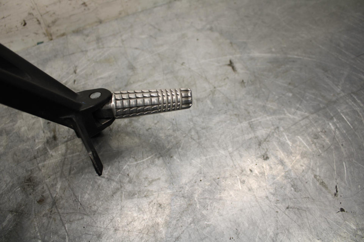13 SUZUKI GSXR750 RIGHT REAR BACK PASSENGER PEG BB474