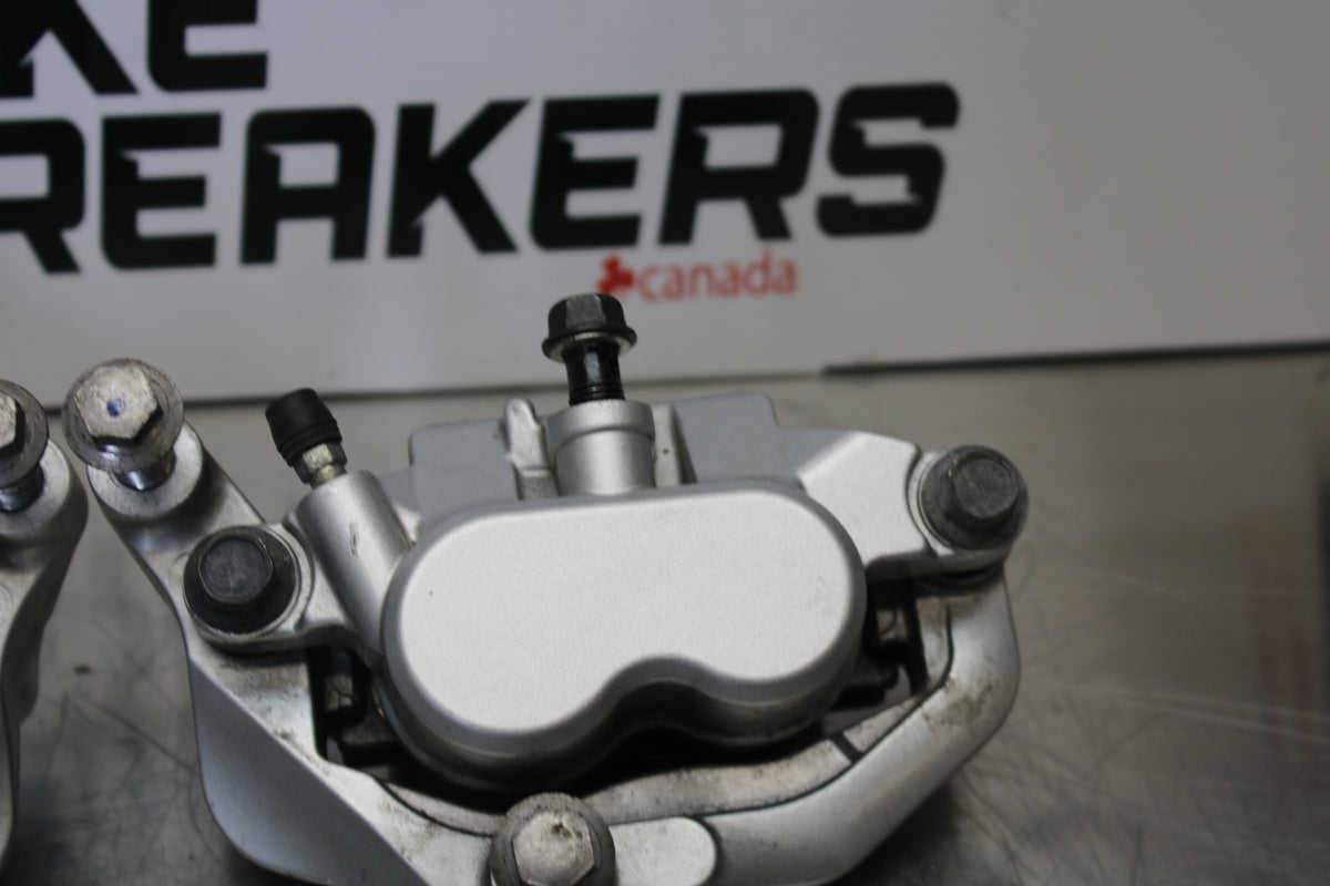 09 YAMAHA ROYAL STAR XVZ1300TF VENTURE RIGHT LEFT FRONT BRAKE CALIPER SET BB151