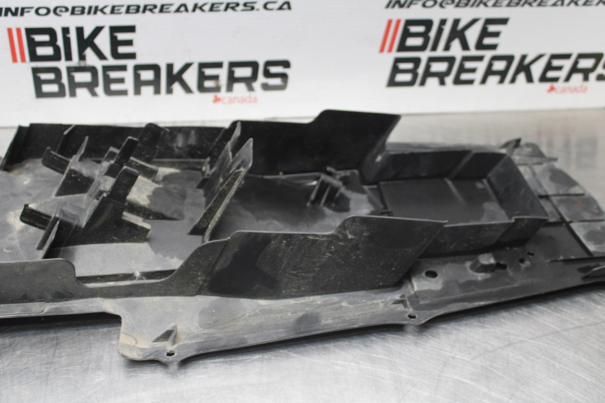 04-05 SUZUKI GSXR600 REAR BACK TAIL UNDERTAIL BATTERY TRAY PLASTIC BB792