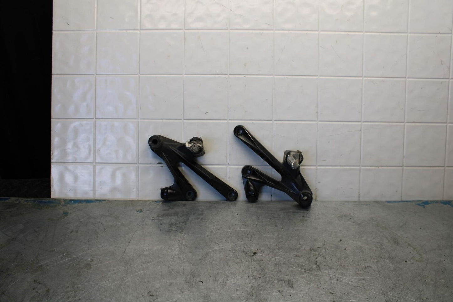 06-07 KAWASAKI NINJA ZX14R REAR BACK PASSENGER PEG SET PAIR bb433