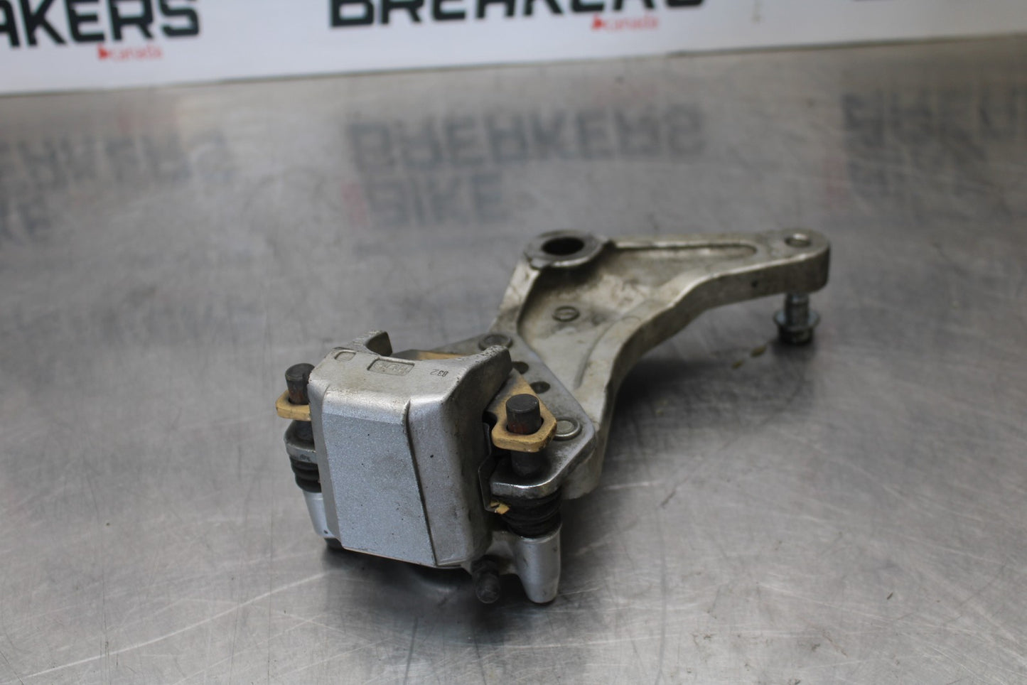 03-08 KAWASAKI VULCAN 1600 REAR BACK BRAKE CALIPER W MOUNT BRACKET BB196