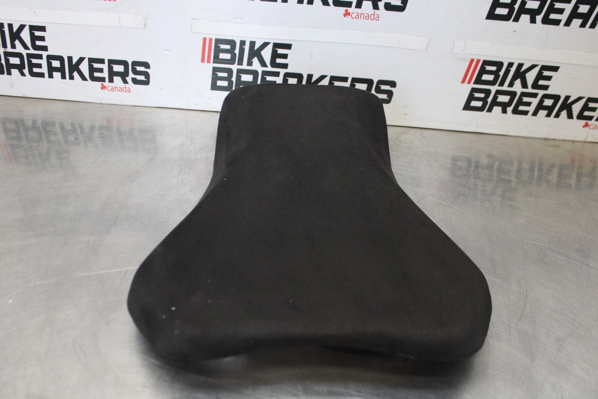11-26 SUZUKI GSXR750 FRONT DRIVERS SEAT PAD SADDLE PILLION BB900-A