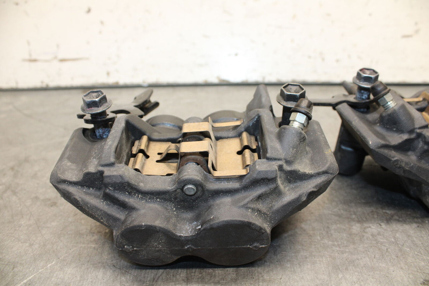 22-24 YAMAHA XSR900 RIGHT LEFT FRONT BRAKE CALIPER SET PAIR CALIPERS BB683