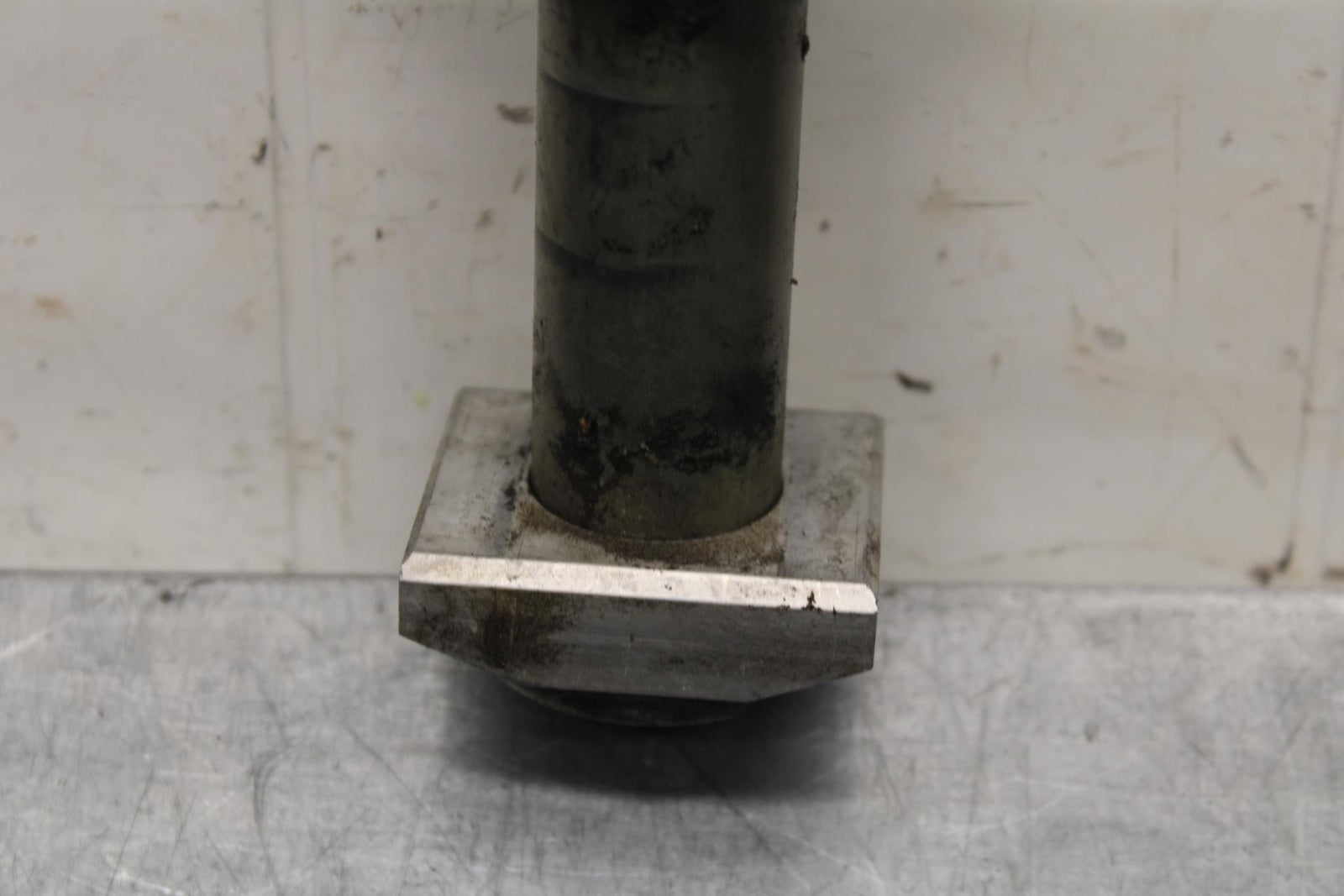 2011 Kawasaki Ninja ZX6R ZX600R REAR AXLE BACK WHEEL RIM PIVOT BOLT AXEL BB587