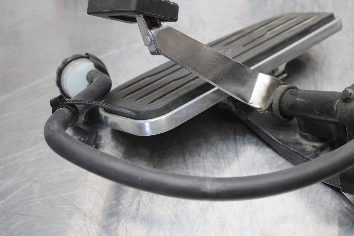 09 YAMAHA ROYAL STAR XVZ1300TF VENTURE RIGHT FRONT FOOT REST PEG STEP BB151