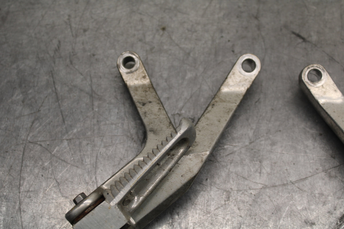 96-07 YAMAHA YZF600R REAR BACK PASSENGER PEG SET PAIR  BB746