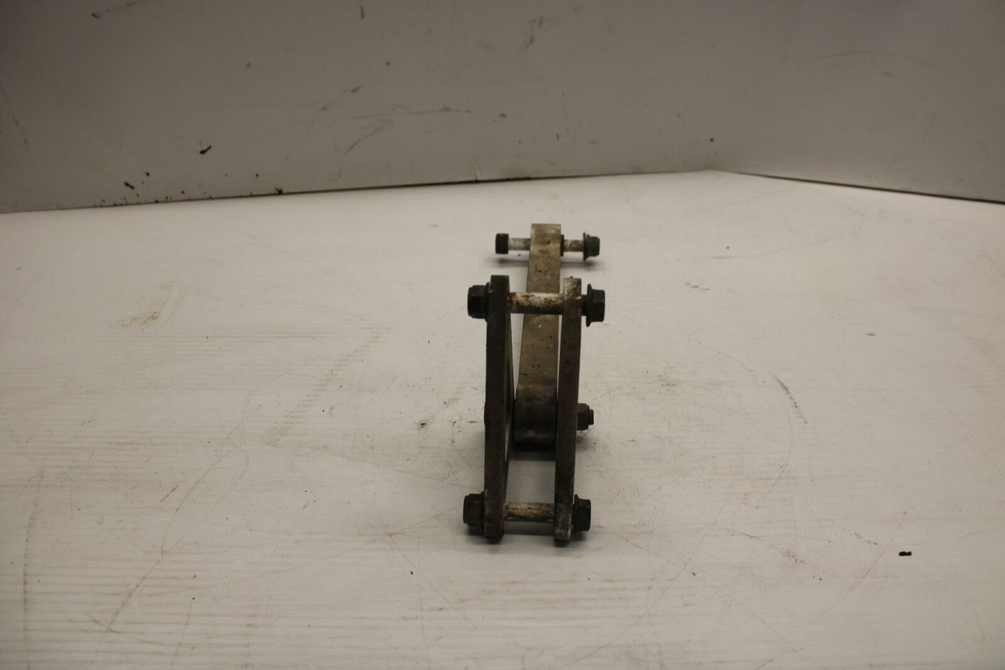 06 YAMAHA YZF R1 REAR DOGBONE SHOCK LINKAGE LINK 5VY-2217A-00-00 BB282