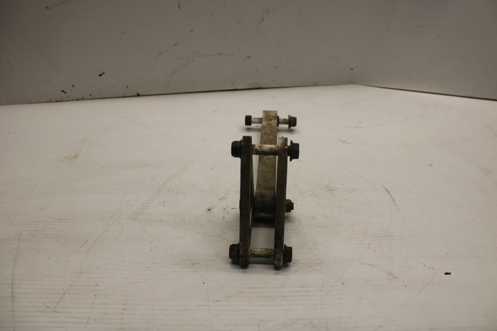 06 YAMAHA YZF R1 REAR DOGBONE SHOCK LINKAGE LINK 5VY-2217A-00-00 BB282
