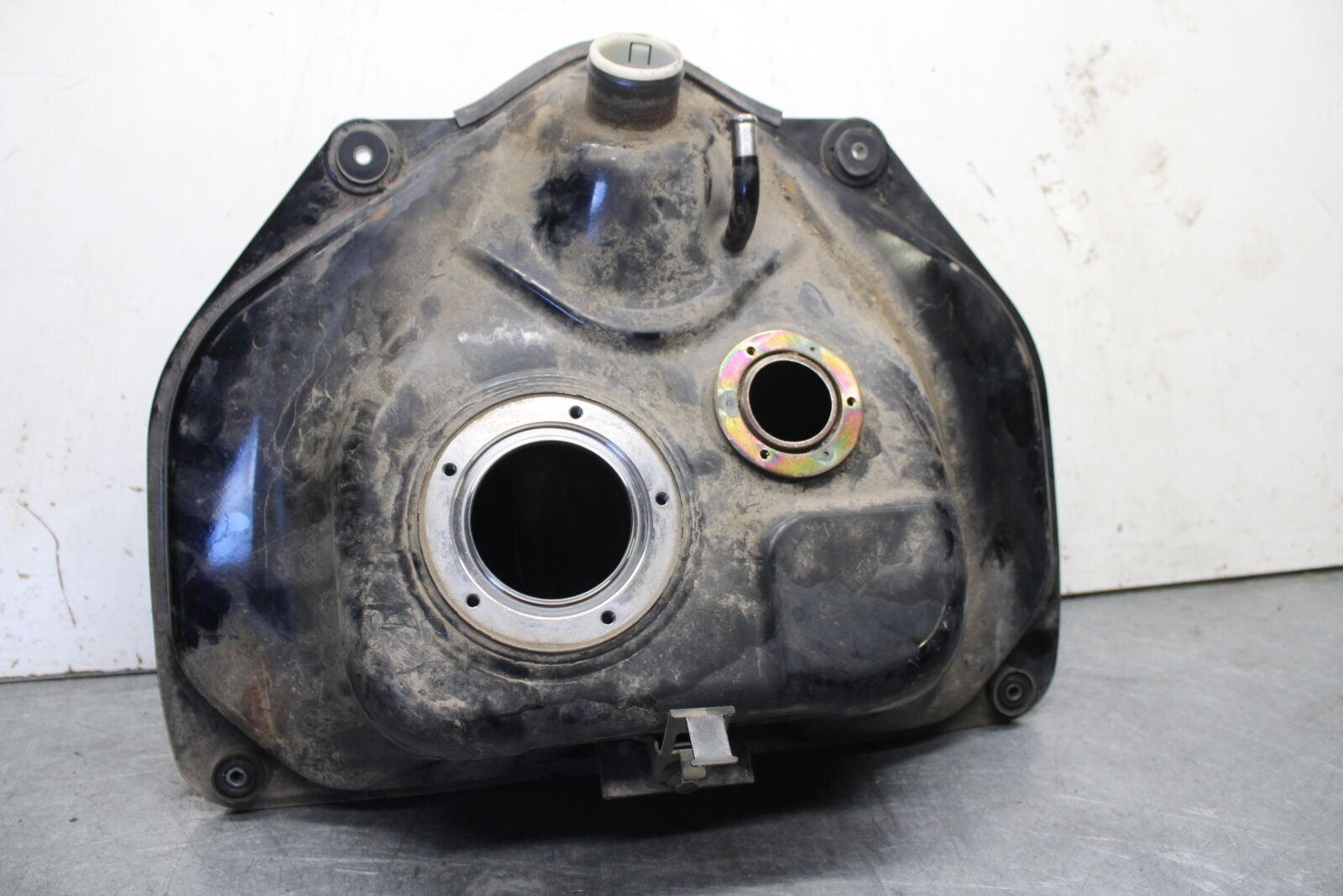 05-09 SUZUKI BOULEVARD C90 GAS TANK FUEL PETROL RESERVOIR BB692