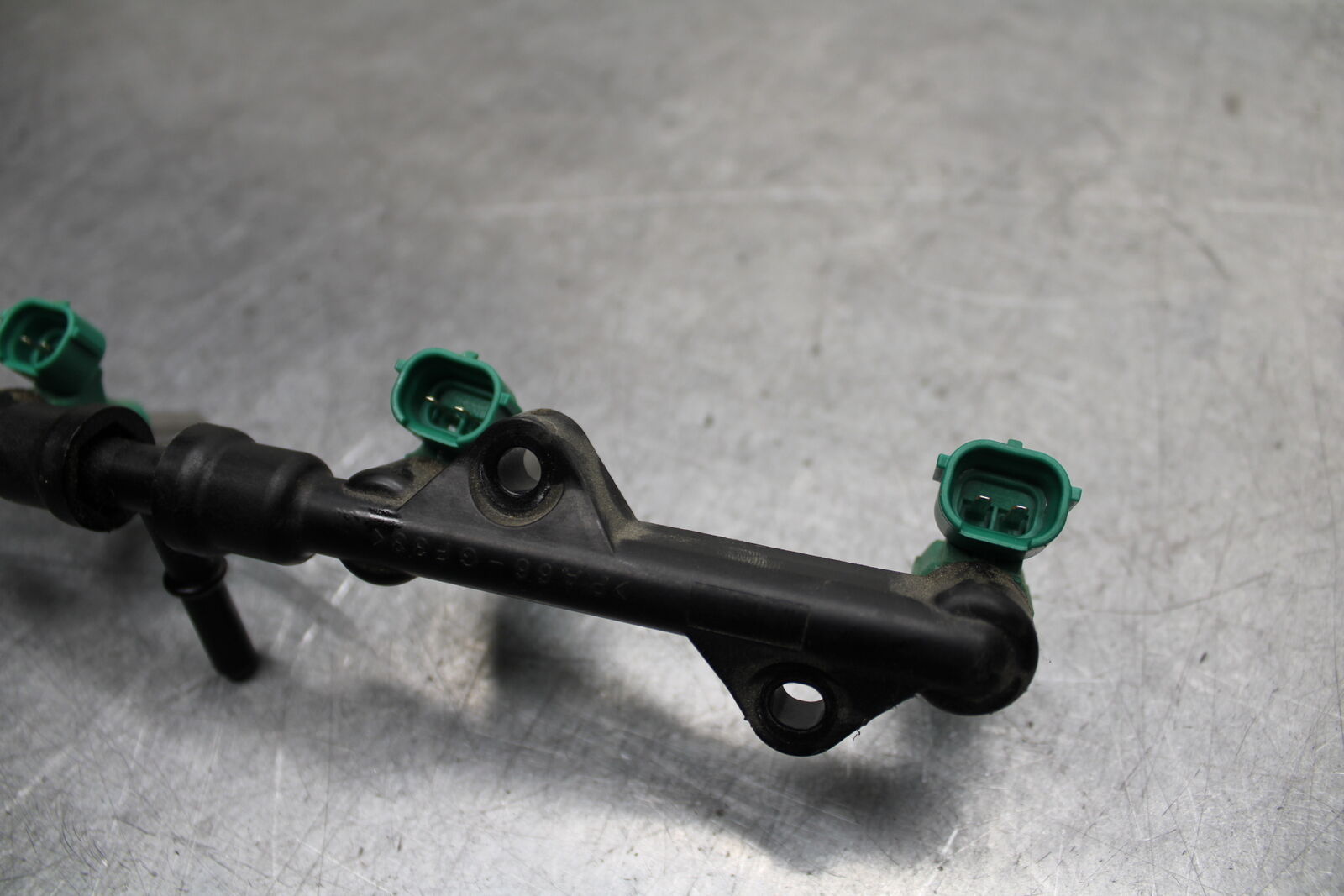 16 KAWASAKI NINJA ZX10R FUEL INJECTOR RAIL AIR BOX BB650