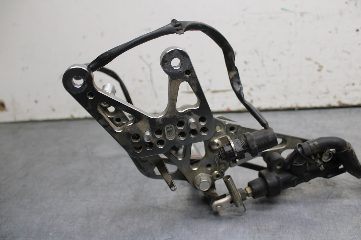 07-08 YAMAHA YZF R1 RIGHT REARSET REAR SET DRIVER FOOT PEG REST STOP BB724