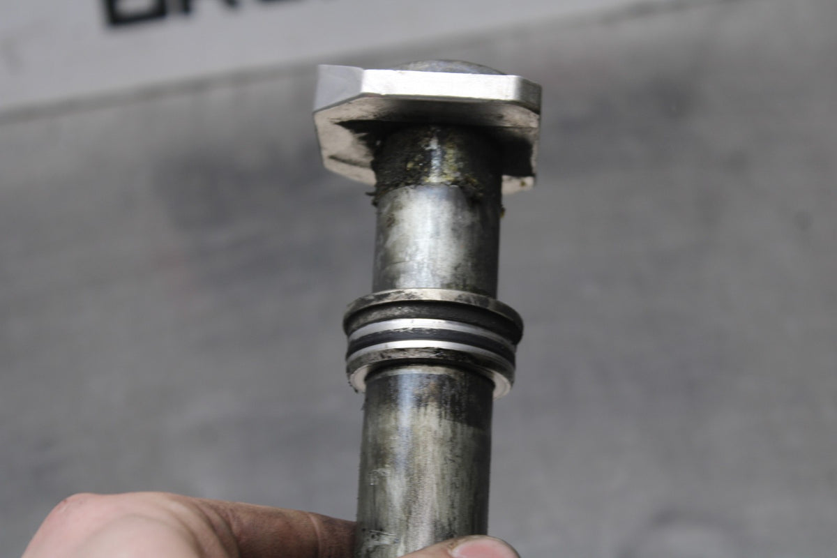 05-06 SUZUKI GSXR1000 REAR AXLE BACK WHEEL RIM PIVOT BOLT AXEL BB857